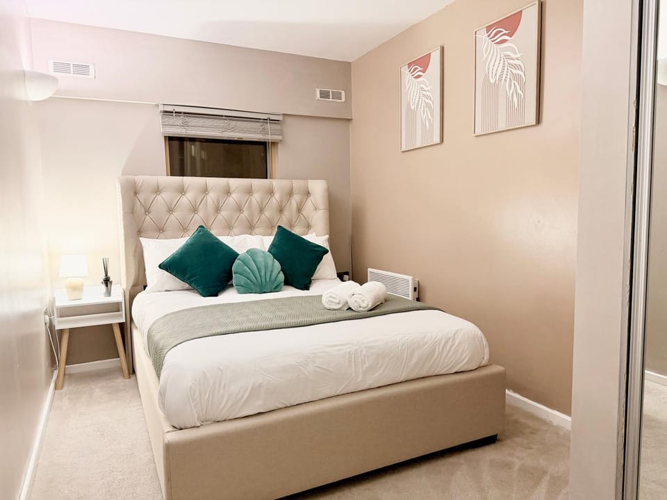 Photo of the whole room, Bedroom
