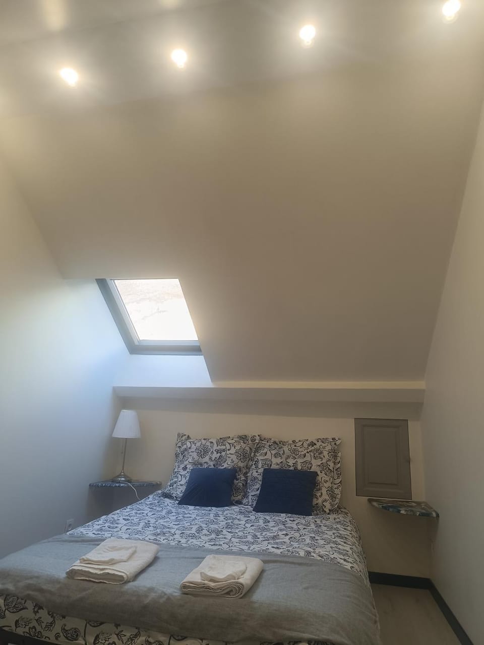 Bed, Photo of the whole room, Bedroom, towels