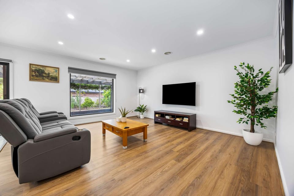 Communal lounge/ TV room, Living room, Seating area, Evening entertainment