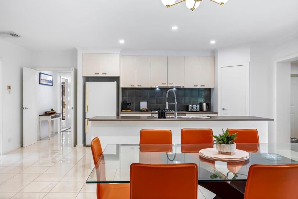 Kitchen or kitchenette, Dining area, oven, stove