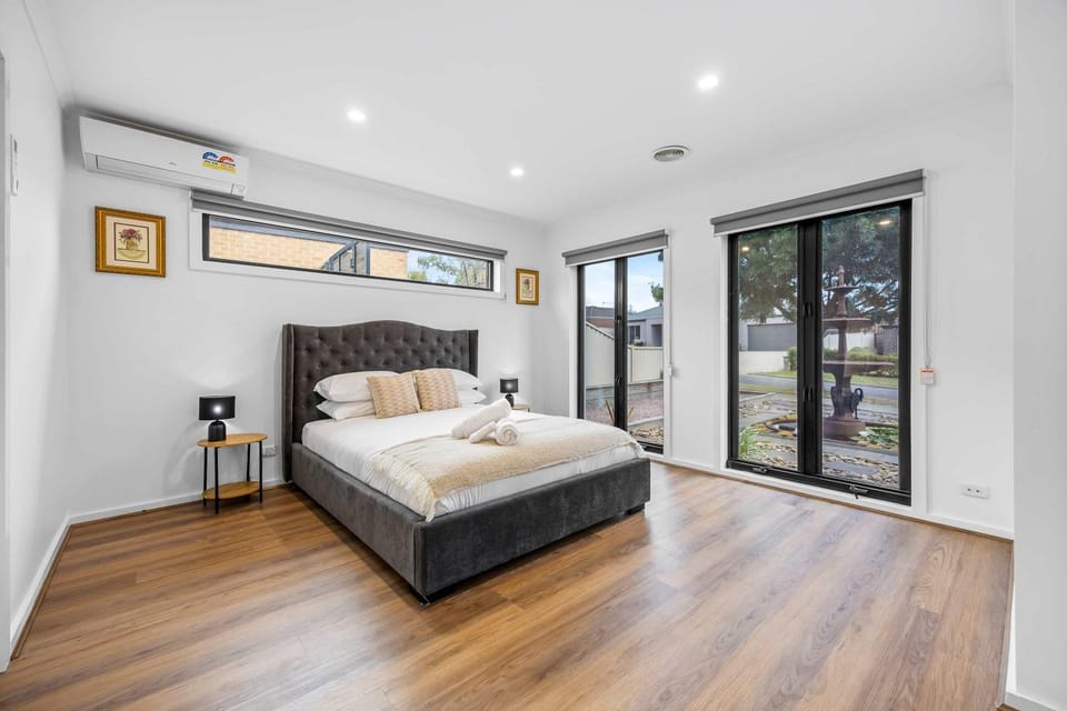 Bed, Photo of the whole room, Bedroom, towels