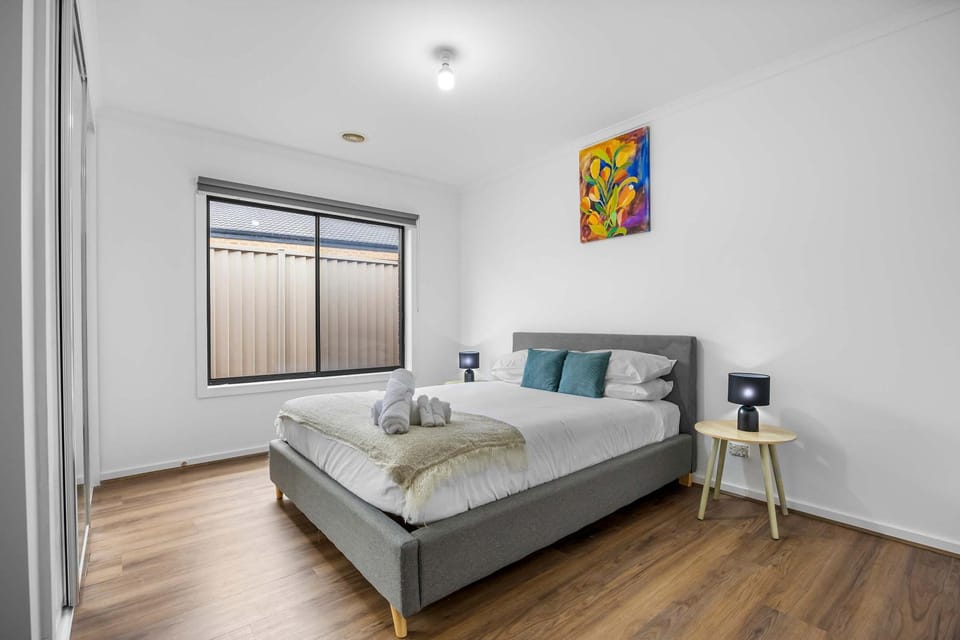 Bed, Photo of the whole room, Bedroom, towels