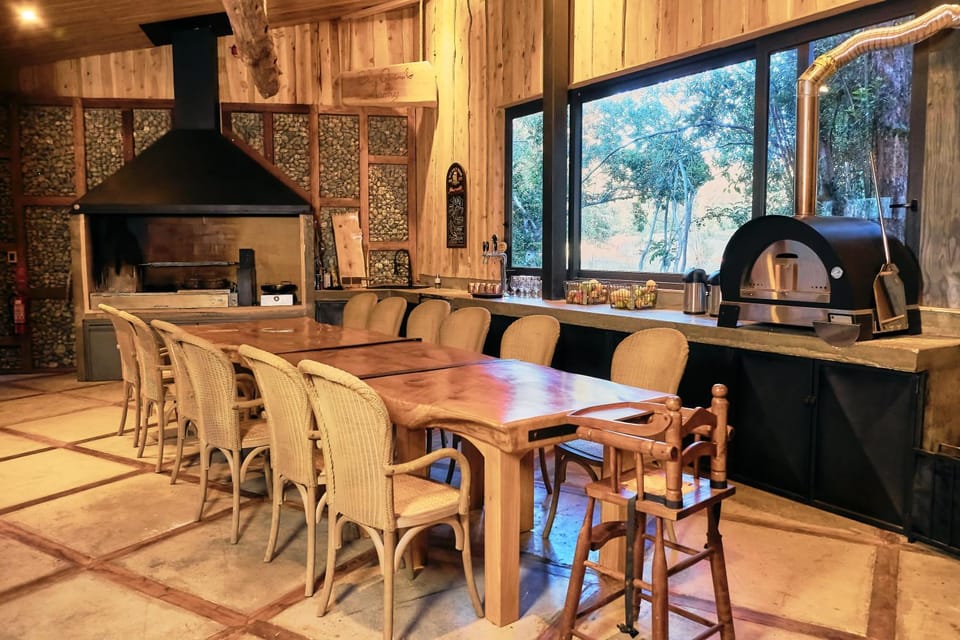 Restaurant/places to eat, BBQ facilities, Dining area