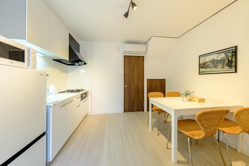 Kitchen or kitchenette, Dining area