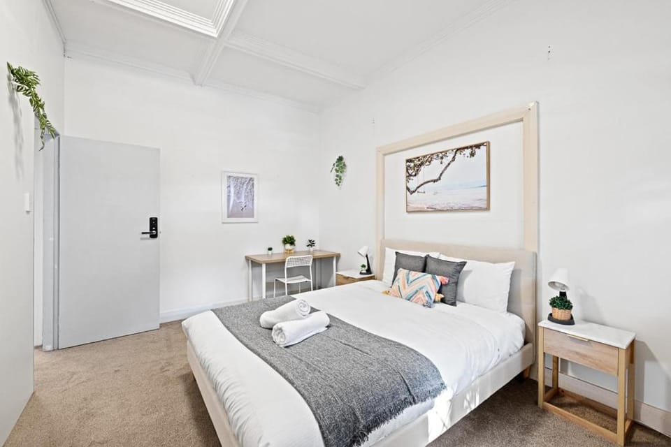 Rustic Queen Room - Seconds to Stores & Eateries - Shared Bathroom Bed and Breakfast in Sydney