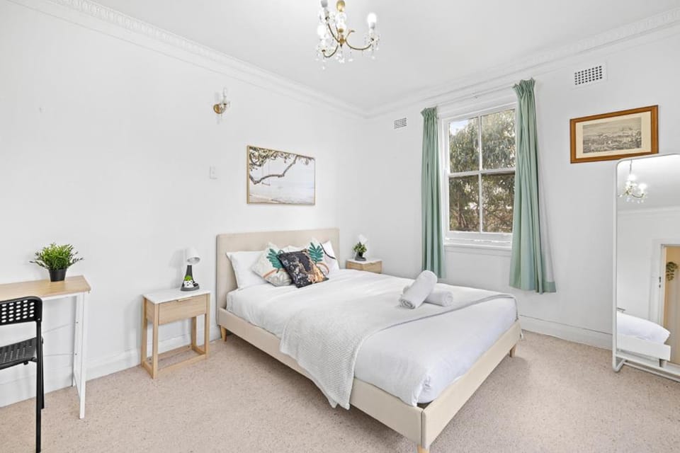 Rustic Queen Room - Seconds to Stores & Eateries - Shared Bathroom Bed and Breakfast in Sydney