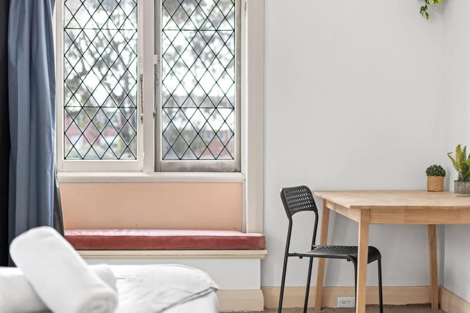 Rustic Queen Room - Seconds to Stores & Eateries - Shared Bathroom Bed and Breakfast in Sydney