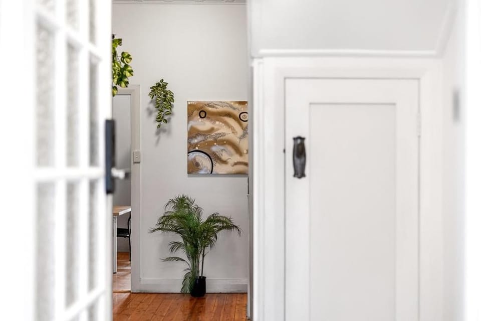 Quaint Double Room - Seconds to Shops & Eateries - Shared Bathroom Bed and Breakfast in Sydney
