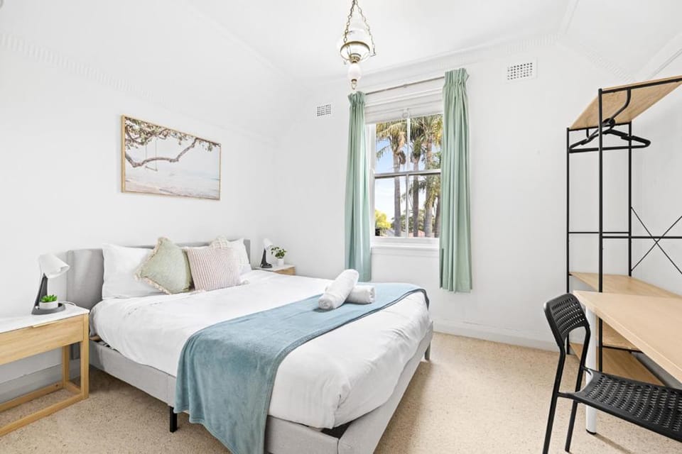 Quaint Double Room - Seconds to Shops & Eateries - Shared Bathroom Bed and Breakfast in Sydney
