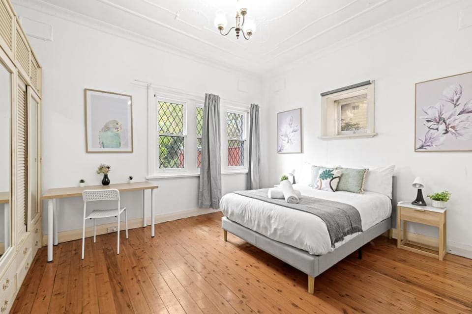 Quaint Double Room - Seconds to Shops & Eateries - Shared Bathroom Bed and Breakfast in Sydney