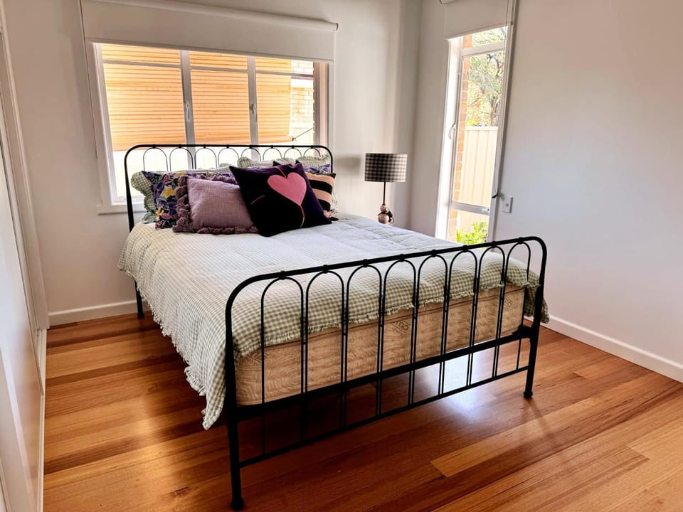 Happy Stays - Retro Haven House in Shepparton