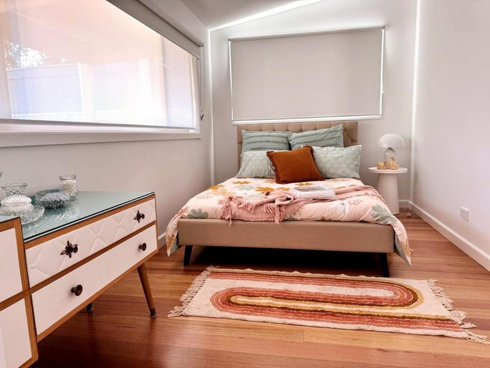 Happy Stays - Retro Haven House in Shepparton