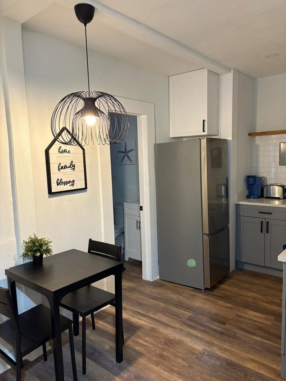 Kitchen or kitchenette, Dining area