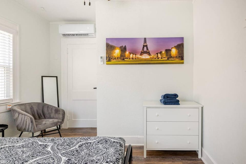 Downtown Hideaway 1-Bedroom Bungalow Apartment in St Petersburg