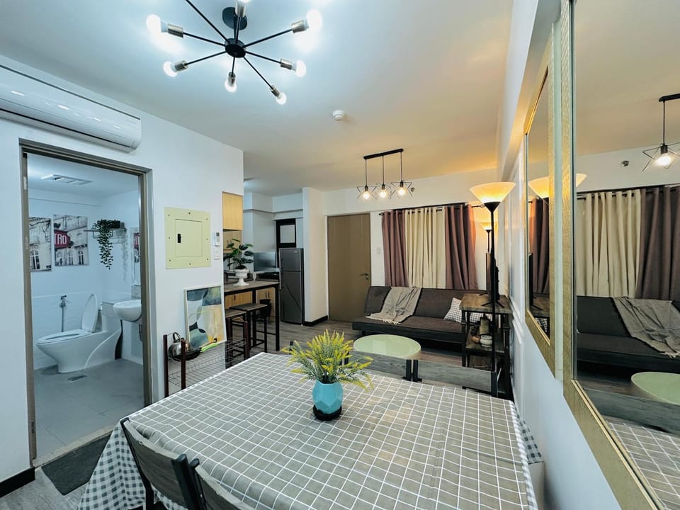 Photo of the whole room, Dining area