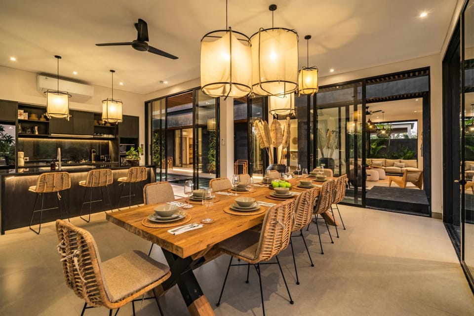 Kitchen or kitchenette, Seating area, Dining area