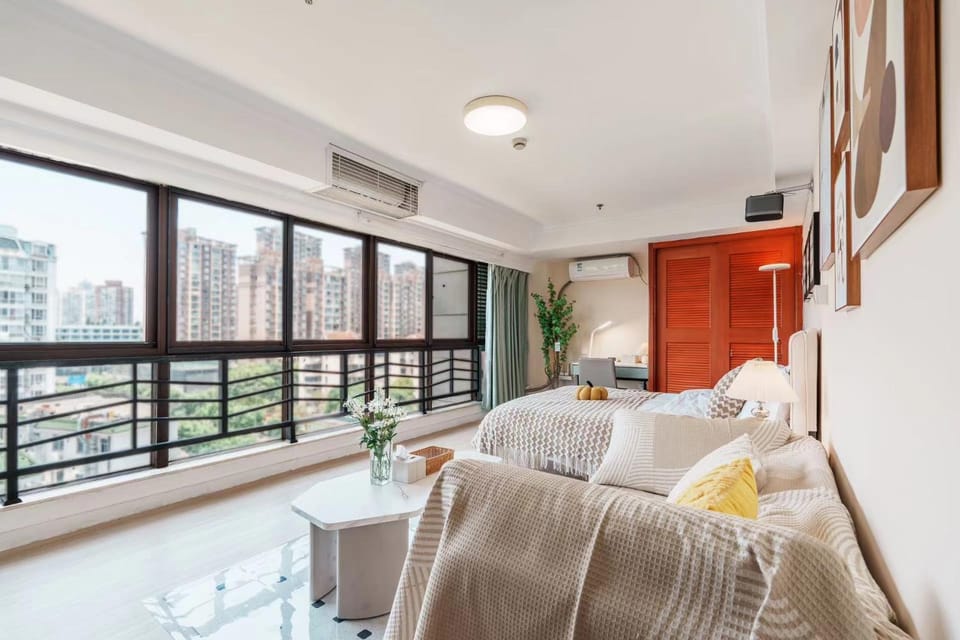 Qiya Luxury Apartment Lujiazui Beiyangjing Subway Station Branch Apartment in Shanghai