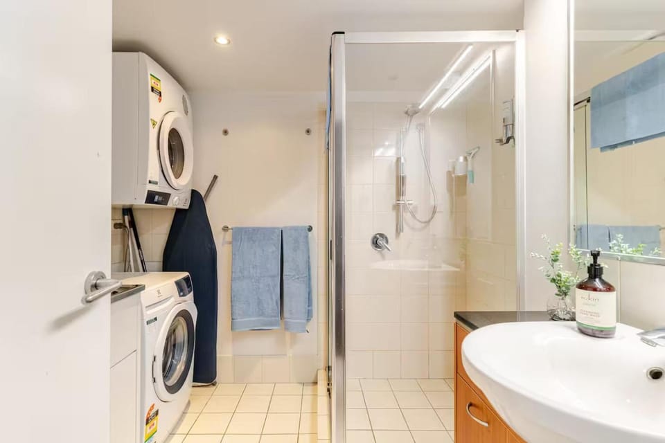 Shower, Bathroom, washing machine, dryer