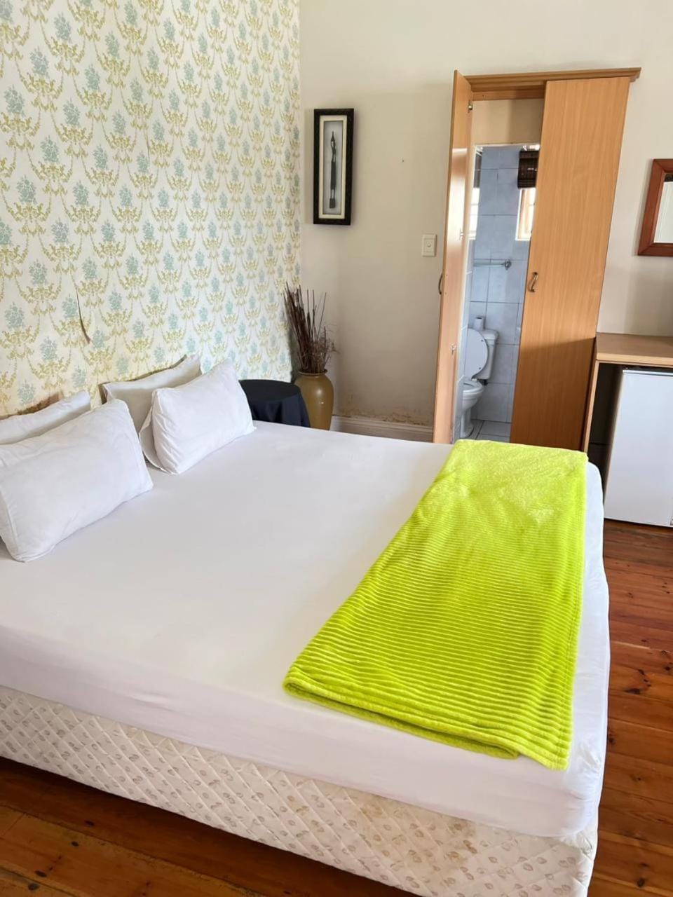 Wampex Guest House In Port Elizabeth R400 Night Bed and Breakfast in Port Elizabeth