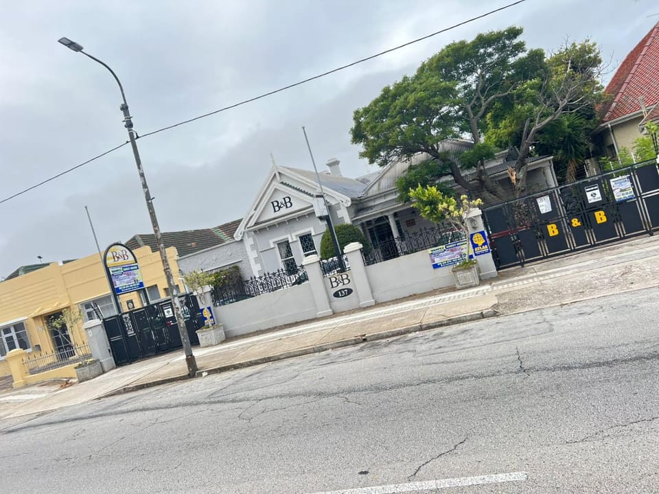 Wampex Guest House In Port Elizabeth R400 Night Bed and Breakfast in Port Elizabeth