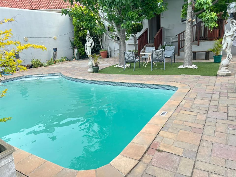 Wampex Guest House In Port Elizabeth R400 Night Bed and Breakfast in Port Elizabeth