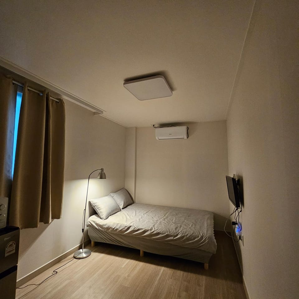 Bed, Photo of the whole room, Bedroom, air conditioner