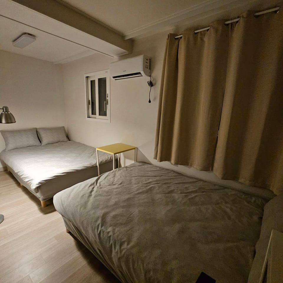 Bed, Photo of the whole room, Bedroom, air conditioner