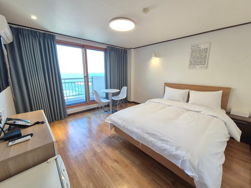 Bed, Photo of the whole room, Seating area