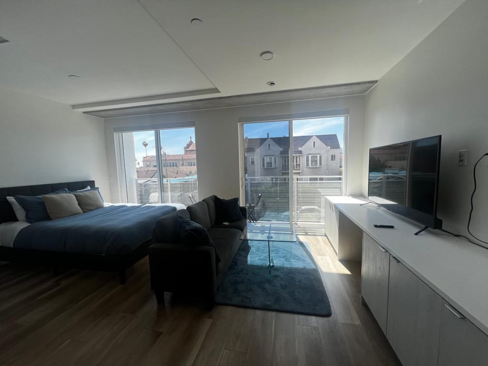 Bed, TV and multimedia, Photo of the whole room