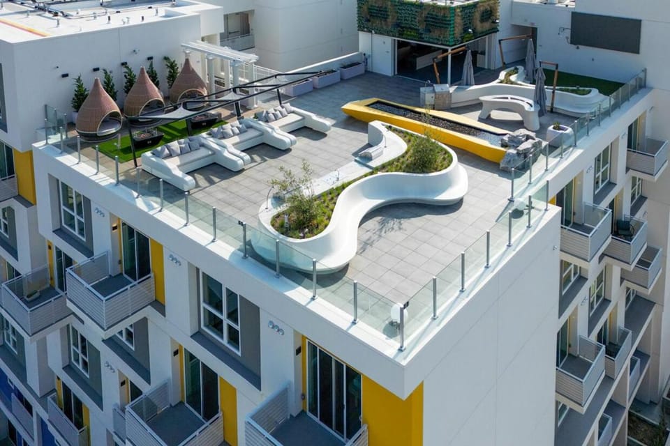 Property building, View (from property/room), Balcony/Terrace, City view