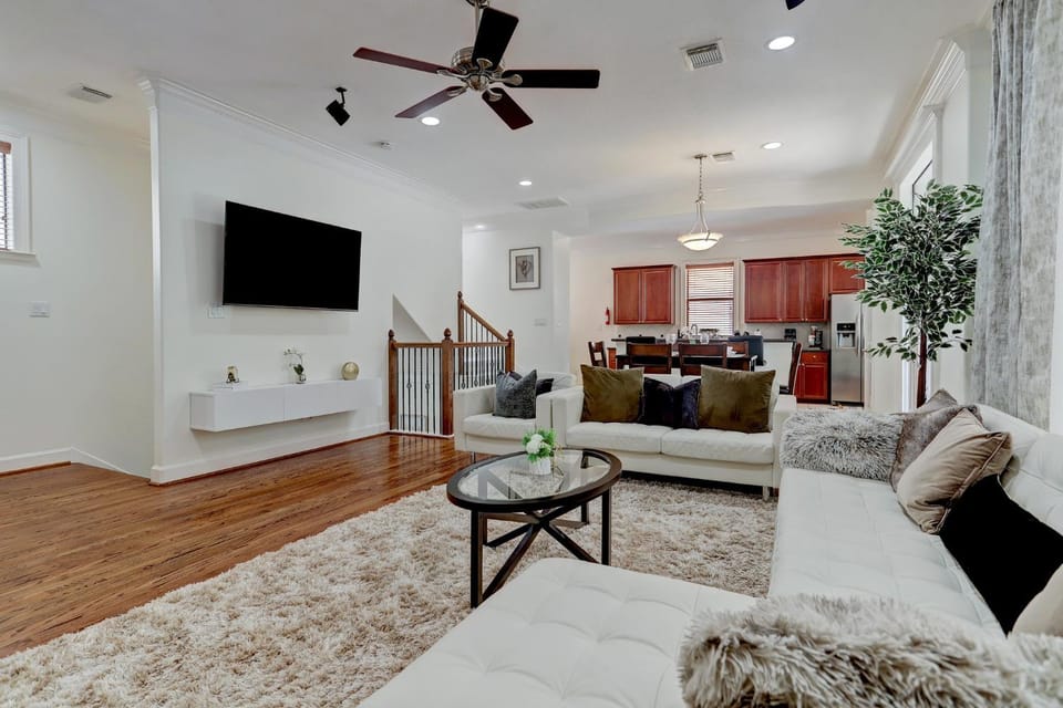 Communal lounge/ TV room, TV and multimedia, Living room, Seating area, Dining area