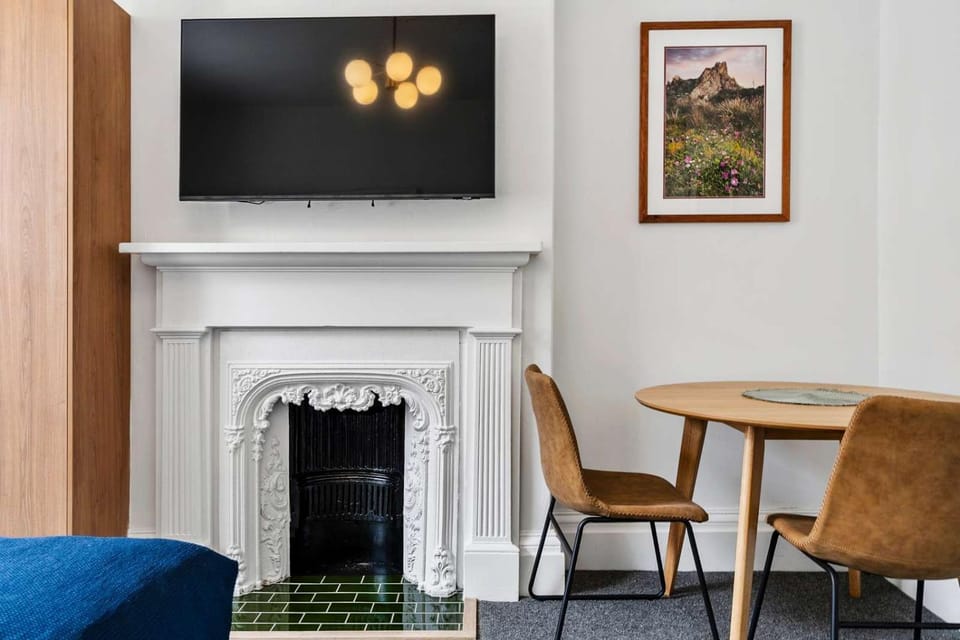 Portsea Place - Chic queen studio and parking Apartment in Hobart