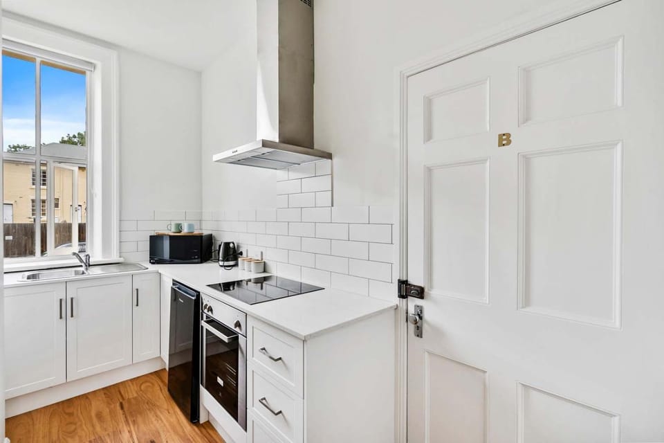 Portsea Place - Chic queen studio and parking Apartment in Hobart