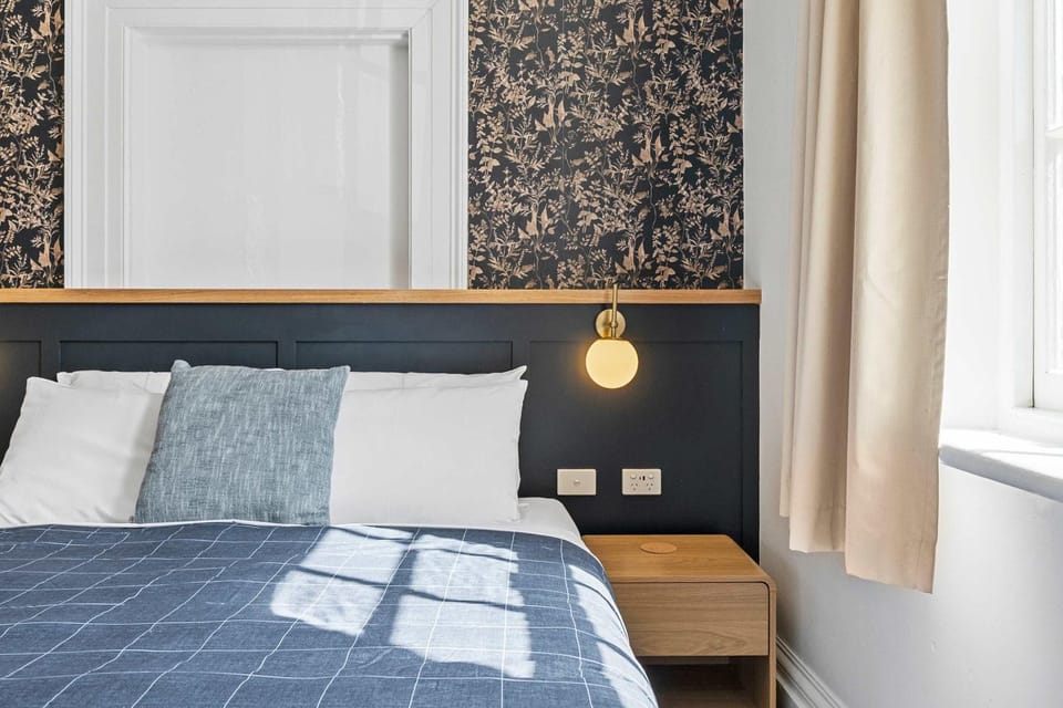Portsea Place - Chic queen studio and parking Apartment in Hobart