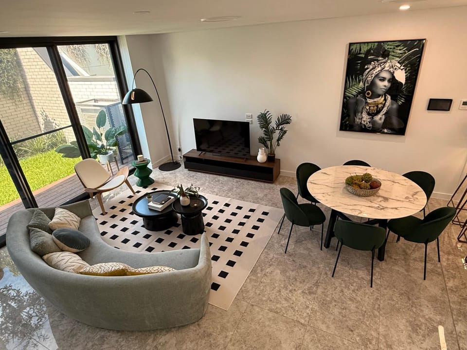 TV and multimedia, Living room, Seating area, Dining area