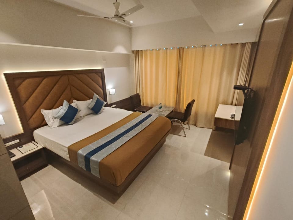 Bed, TV and multimedia, Living room, Photo of the whole room, Seating area, Bedroom