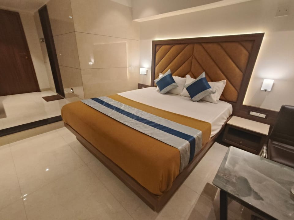 Bed, Living room, Photo of the whole room, Seating area, Bedroom
