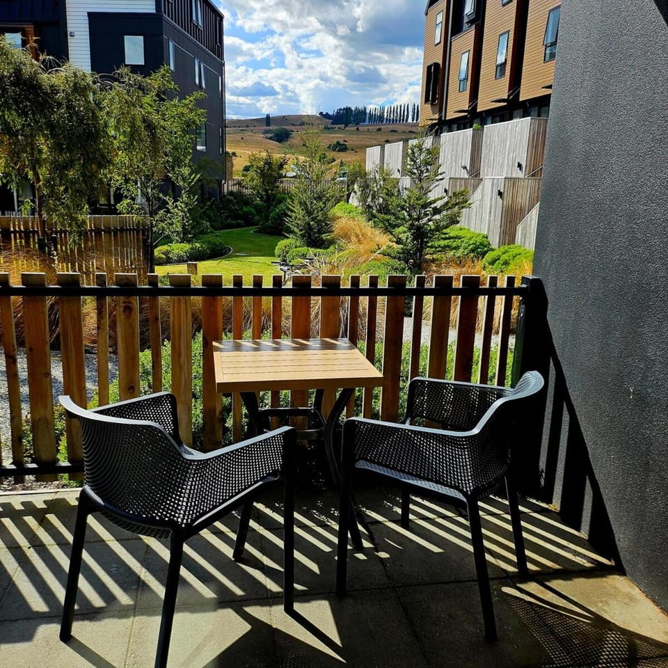 Patio, View (from property/room), Dining area, Garden view