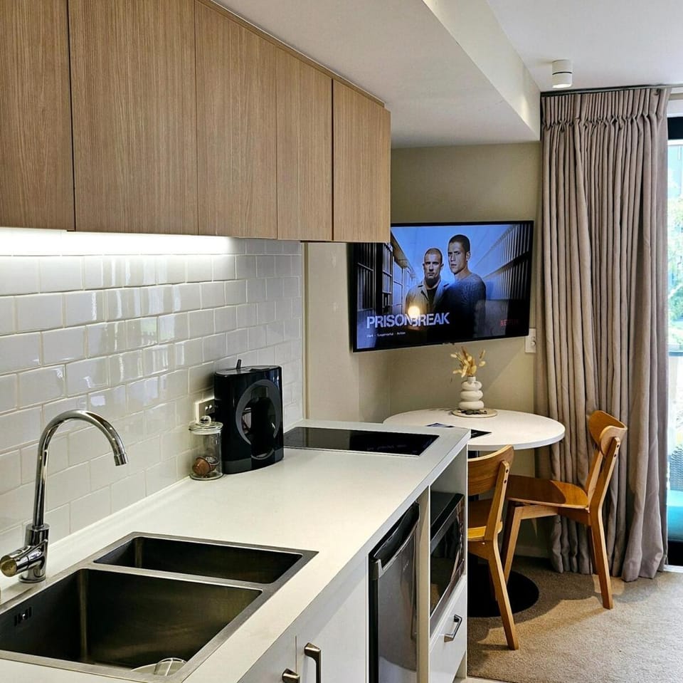 TV and multimedia, Coffee/tea facilities, Kitchen or kitchenette, Dining area, stove