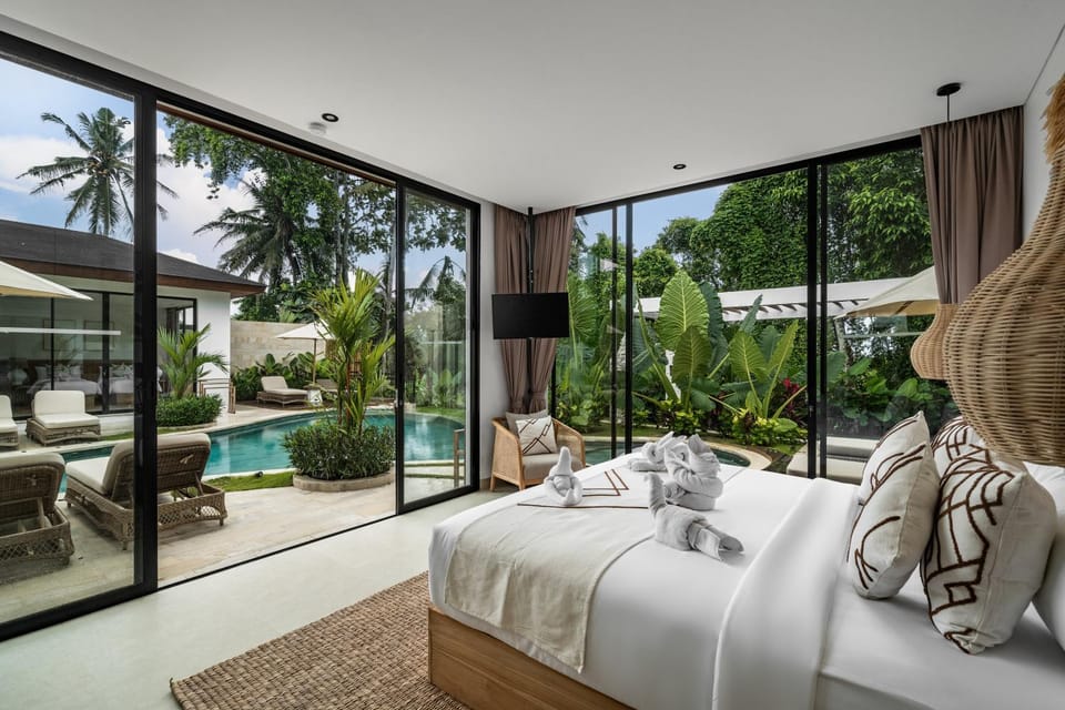 Bed, TV and multimedia, Bedroom, Pool view, air conditioner