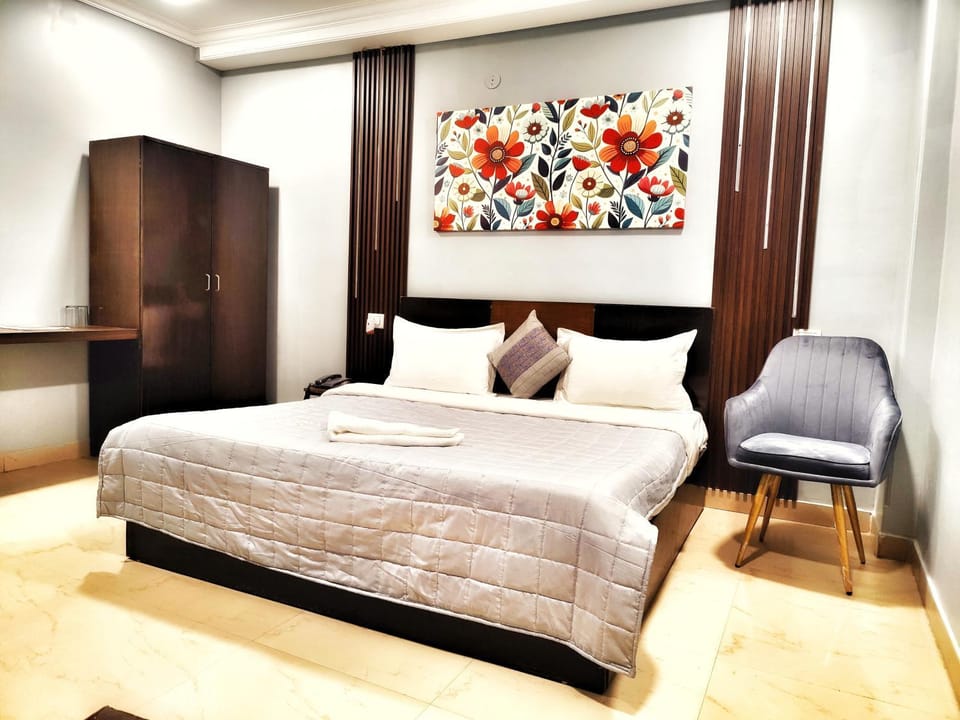 Bed, Seating area, Bedroom, wardrobe