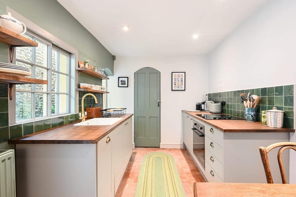 Coffee/tea facilities, Kitchen or kitchenette, Dining area, oven, stove, toaster