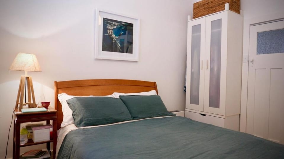 Photo of the whole room, Bedroom, wardrobe