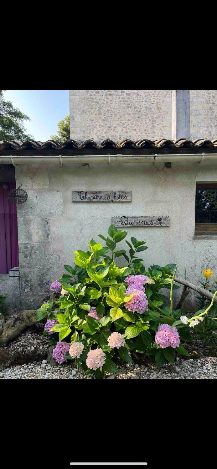 Chambre indépendante salle d'eau et WC privatifs Bed and Breakfast in Nouvelle-Aquitaine