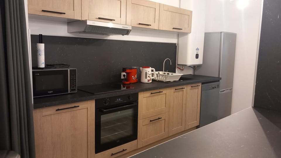 Coffee/tea facilities, Kitchen or kitchenette, dishwasher, microwave, oven, stove