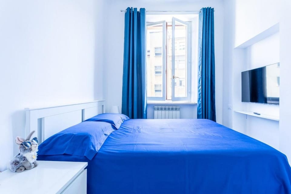 Bed, TV and multimedia, Photo of the whole room, Bedroom