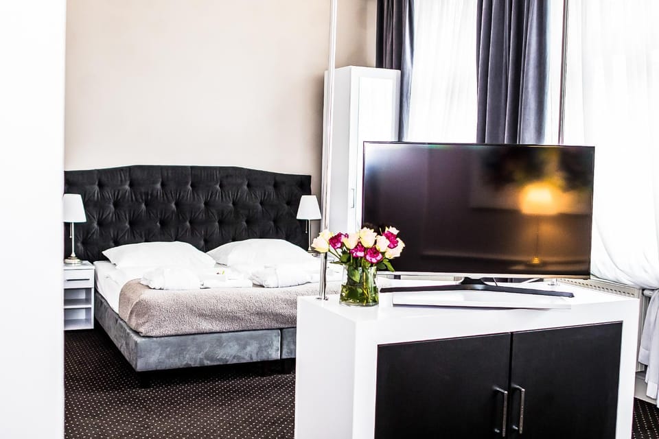 Bed, TV and multimedia, Photo of the whole room, Bedroom