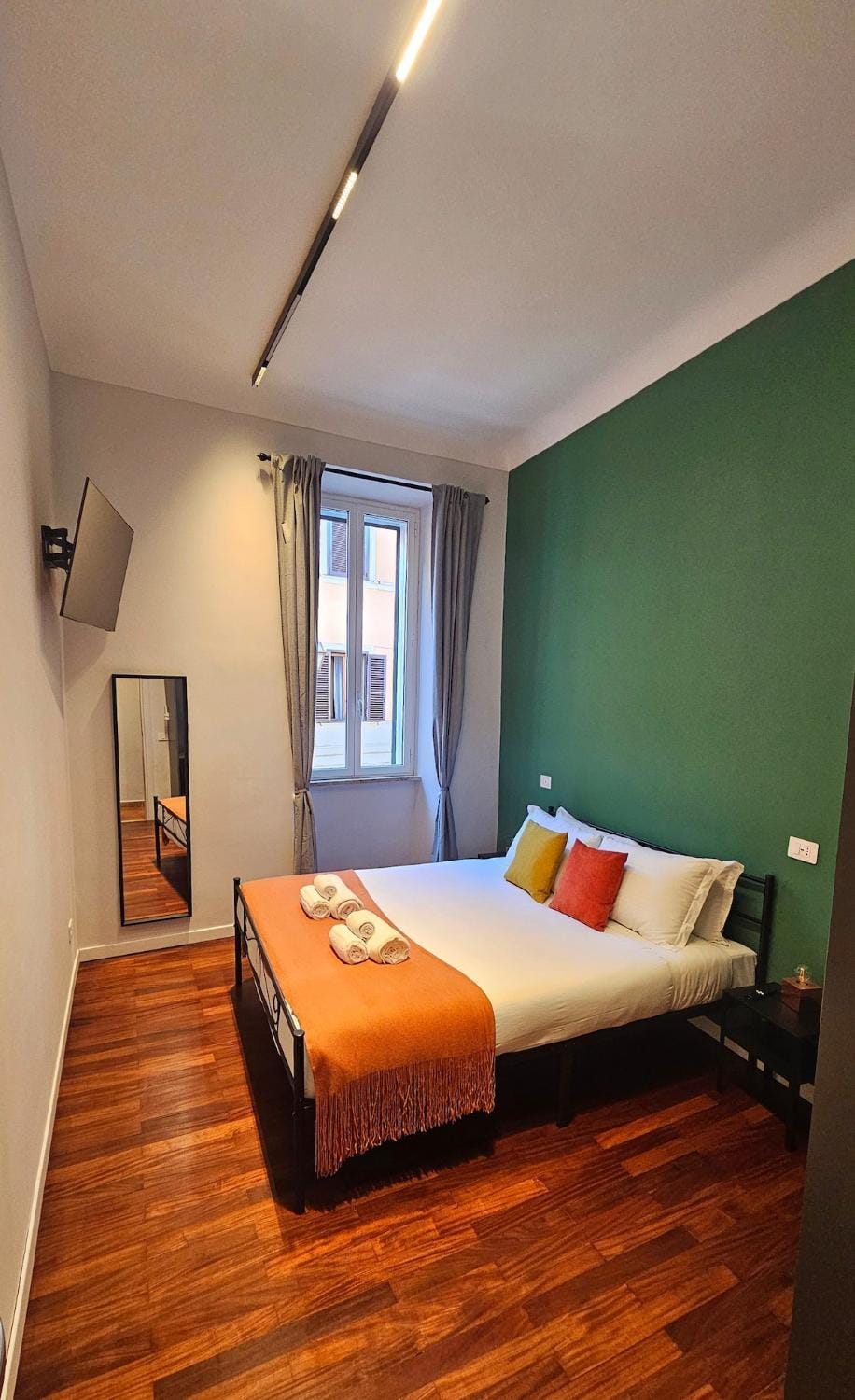 Bed, TV and multimedia, Photo of the whole room, Bedroom
