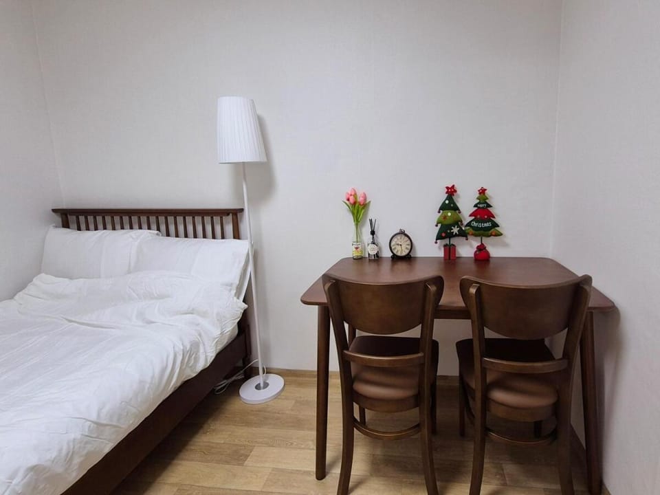 Bed, Seating area, Bedroom