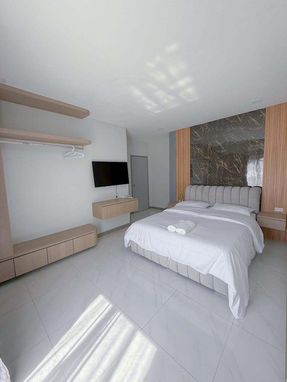 Bed, Photo of the whole room, Bedroom, towels
